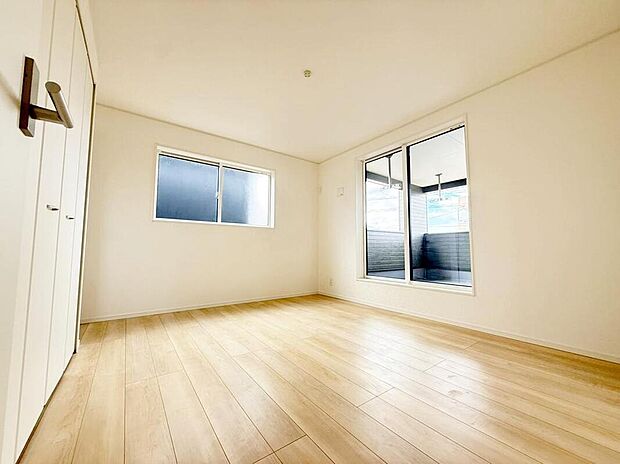 【リビング以外の居室】１号棟
２面採光を施した為、晴れの日の日中はいつも明るい室内に。窓を開放すれば気持ちの良い風が入り込んできます。