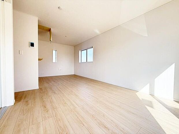 【リビング】2号棟
明るい雰囲気が心地いいリビング♪採光良好です!家族みんなで集まり、豊かな時間を過ごせる空間♪