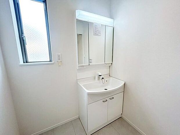 【洗面台・洗面所】B号棟
暮らしを快適にする三面鏡仕様の洗面化粧台。収納力と機能性に優れた使いやすい設備で、忙しい朝の身支度もスムーズに♪