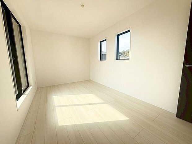 【リビング以外の居室】4号棟
2面採光を施した為、晴れの日の日中はいつも明るい室内に。窓を開放すれば気持ちの良い風が入り込んできます。