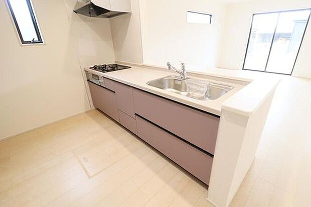 【キッチン】２号棟
収納力豊富なシステムキッチン。大型スライド収納付きで、すっきり片付けやすいキッチンです。床下収納もついています♪