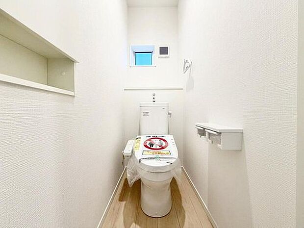 【トイレ】ウォシュレット付きのトイレとなっております。採光も取れ、常に換気もでき綺麗な環境を保てますね♪
