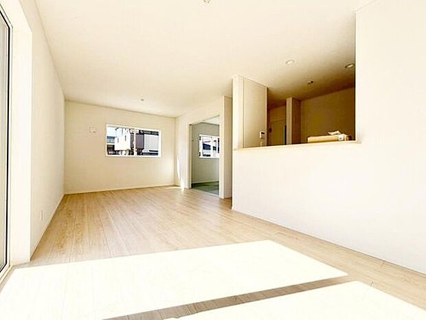 【リビング】明るい雰囲気が心地いいリビング!採光良好です!家族団らんの時間も増えそうなくつろぎの場所になりそう☆