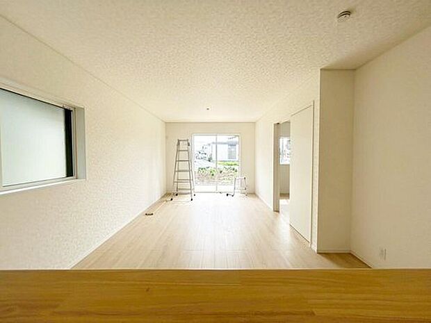 【リビング】2号棟
明るい雰囲気が心地いいリビング!採光良好です!家族団らんの時間も増えそうなくつろぎの場所になりそう☆