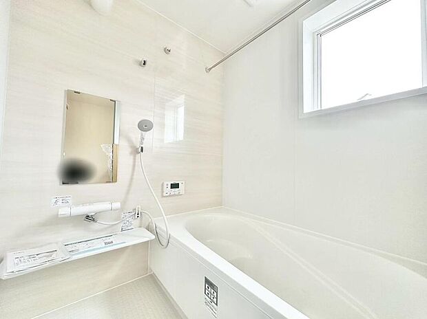 【浴室】1号棟
1坪以上広さを設けた浴室で、ゆったりバスタイム。お子様と一緒に入るにも充分な広さです。一日の疲れを癒せます☆