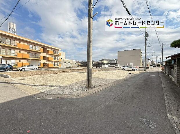 【前面道路含む現地写真】前面は、交通量の少ない南側4.0m道路です。静かで、駐車も落ち着いて行える安心・安全の環境になっています♪