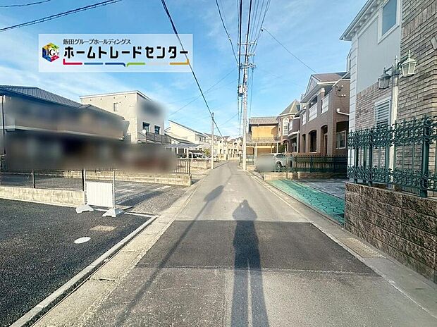 【前面道路含む現地写真】前面は南東側４．０１ｍ道路です。交通量が少なく静かで、駐車も落ち着いて行える安心・安全の環境になっています。