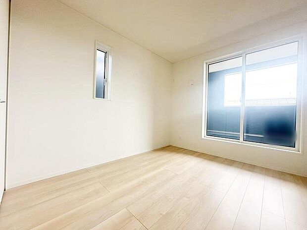【リビング以外の居室】１号棟
２面採光を施した為、晴れの日の日中はいつも明るい室内に。窓を開放すれば気持ちの良い風が入り込んできます。
