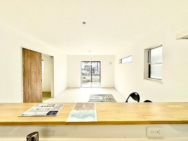 【リビング】2号地
明るい雰囲気が心地いいリビング♪採光良好です!家族団らんの時間も増えそうなくつろぎの場所になりそう♪