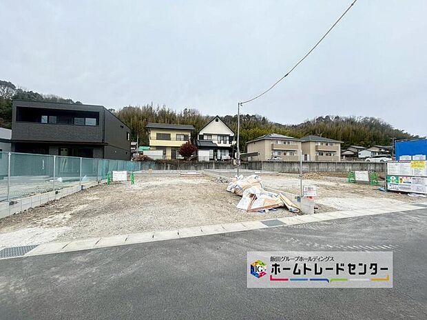 【現地外観写真】１号棟
土地面積　203.76m2
建物面積　101.87m2