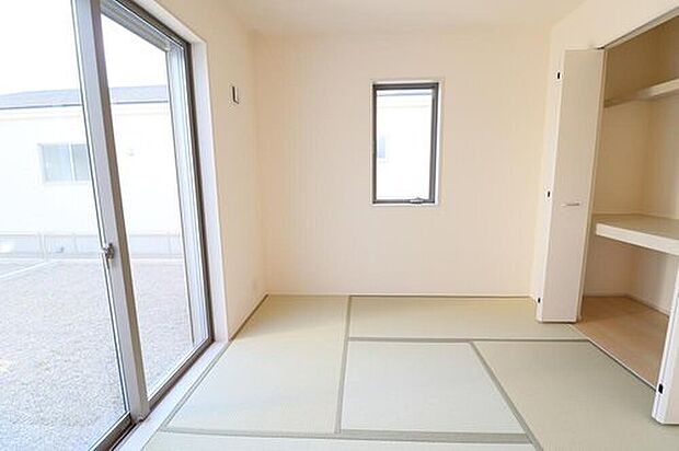 【リビング以外の居室】１号棟
リビングに隣接した約４．５帖の洋風和室。キッズスペースや書斎、客間としても使えて何かと便利な居室です♪