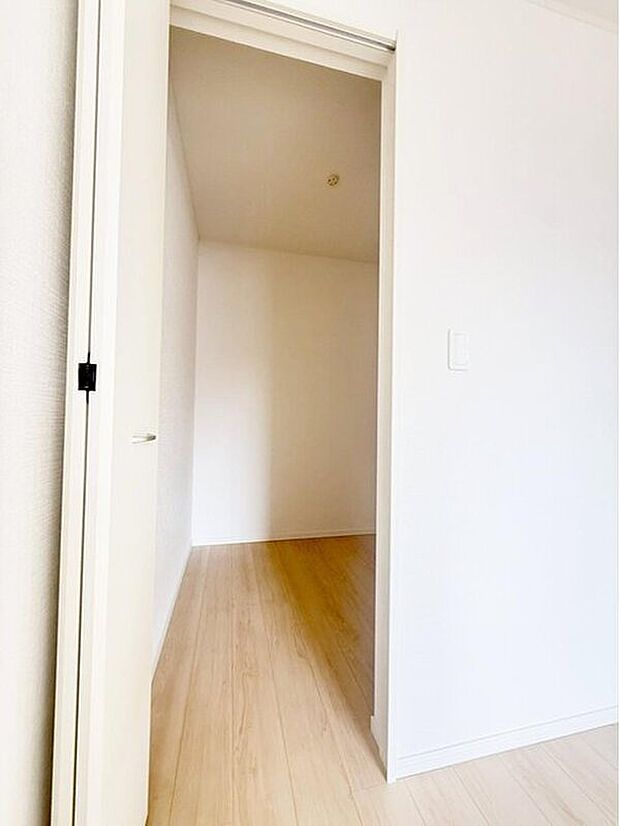 【収納】1号棟
大きな荷物も収納可能なウォークインクローゼット付き!季節ごとの入れ替え不要な嬉しい設備になっています♪