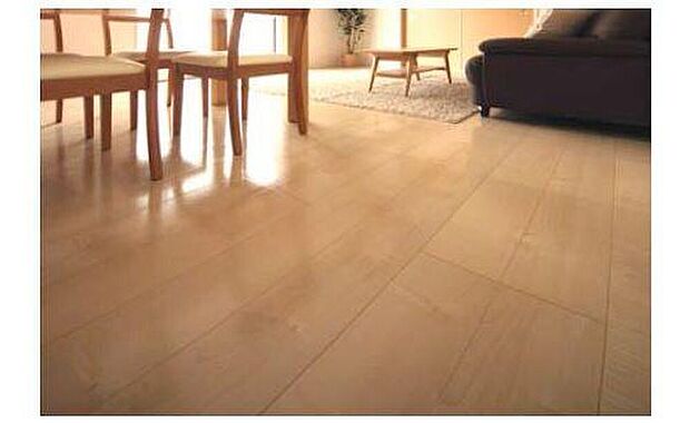 【フローリング】フローリング材は傷に強く、美しい仕上がり。自然素材ならではの豊かな表情が毎日の暮らしに安らぎとゆとりを与えてくれます。