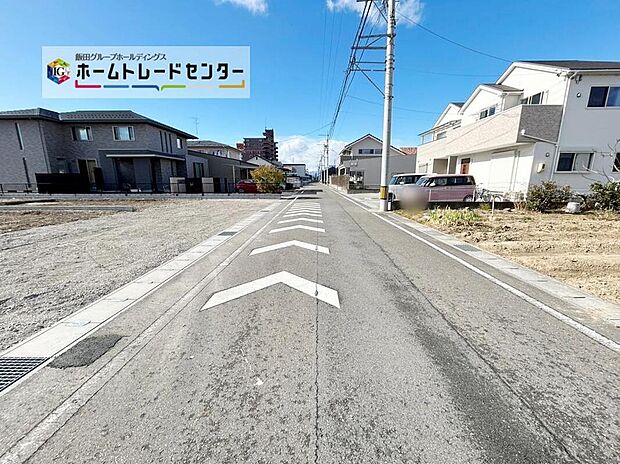 【前面道路含む現地写真】前面は北側6.1m南側6.1m道路です。ゆとりがあり駐車も落ち着いて行える安全な環境になっています♪