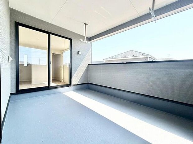 【バルコニー】２号棟
インナーバルコニーを採用しています！雨の日も洗濯物が濡れる心配がなく安心。日当たりもよく、毎日のお洗濯が楽しくなりそう♪