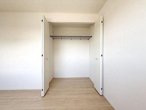 【収納】１号棟
各居室に収納を完備しておりますので、いつでもお部屋をすっきりとお使い頂けそうです。自分好みのインテリアやレイアウトを考えるのも楽しみです。