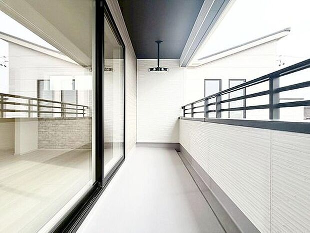 【バルコニー】1号棟
奥行を広めに取ったバルコニー♪家族分の洗濯物もしっかり干せます。日当たりも良く、毎日のお洗濯が楽しくなりそう♪