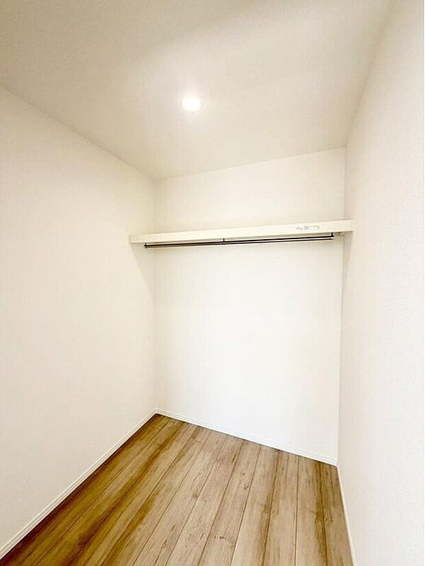 【収納】大きな荷物も収納可能なウォークインクローゼット付き！季節ごとの入れ替え不要な嬉しい設備になっています♪