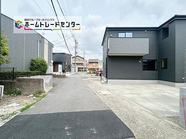 【前面道路含む現地写真】前面は北側４．０ｍ、西側４．０ｍ道路です。交通量も少なく、駐車も落ちて行える安全な環境になっています♪