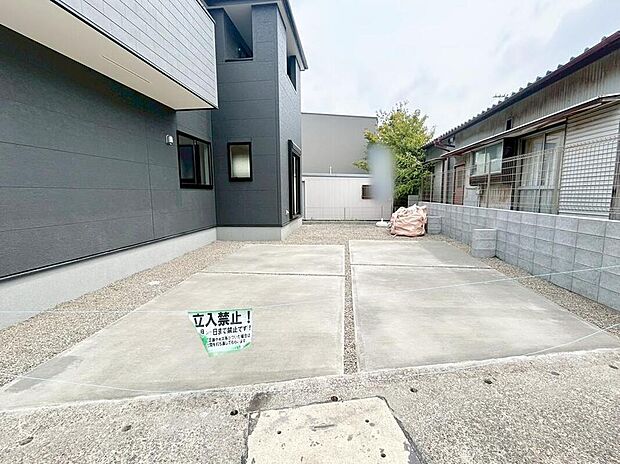 【駐車場】並列に２台駐車ができるカースペースを確保しました。来客時も安心です♪セカンドカー用にもお使い頂けます。