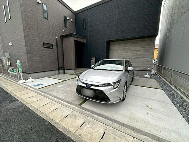 【駐車場】並列に２台駐車ができるカースペースを確保しました。来客時も安心です♪セカンドカー用にもお使い頂けます。