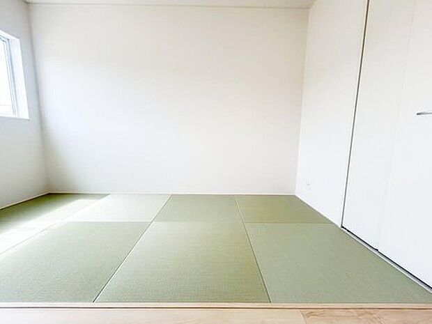 【リビング以外の居室】２号棟
リビングに隣接した約６帖の洋風和室。キッズスペースや客間としても使えて何かと便利な居室です♪　