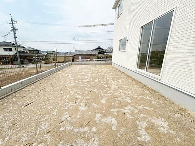 【庭】２号棟
お庭のあるおうち♪ガーデニングや家庭菜園、お子様の遊び場や倉庫置き場にも便利です♪