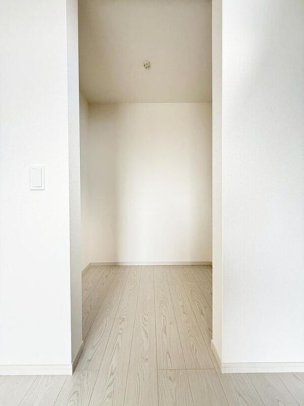 【収納】大きな荷物も収納可能なウォークインクローゼット付き!季節ごとの入れ替え不要な嬉しい設備になっています♪