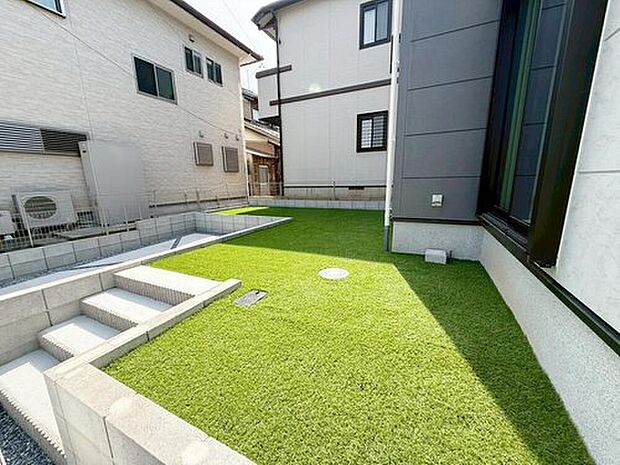 【庭】南側には、お庭がございます♪お子様の遊び場やガーデニング・家庭菜園など
お好みにおうち時間をお楽しみいただけます♪