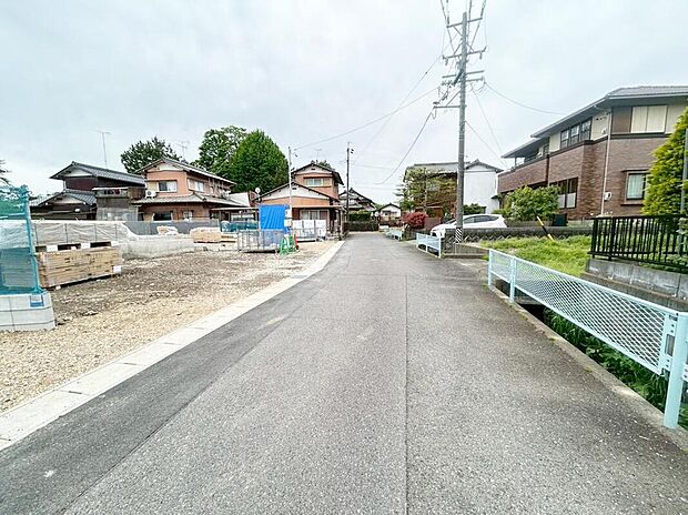 【前面道路含む現地写真】前面は北側4.75m道路です。ゆとりがあり交通量が少なく、駐車も落ちて行える安全な環境になっています♪