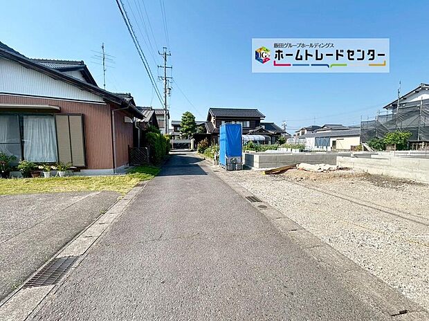 【 前面道路含む現地写真】前面は交通量の少ない西側３．６ｍ道路です。交通量も少なく駐車も落ち着いて行える安心・安全の環境になっています♪