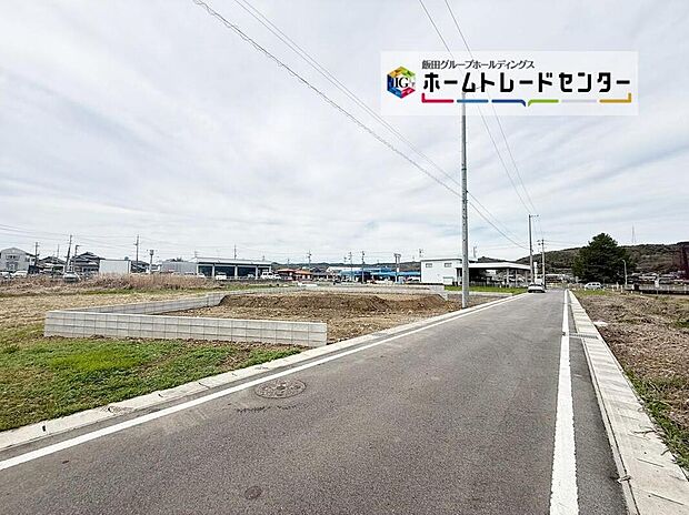 【前面道路含む現地写真】前面は東側４．９９ｍ道路です。交通量が少なく静かで、駐車も落ち着いて行える環境になっています。　　　　　