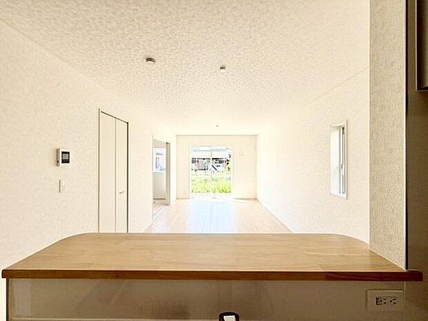 【リビング】１号棟
明るい雰囲気が心地いいリビング♪採光良好です！家族みんなで集まり、豊かな時間を過ごせる空間♪