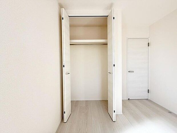【収納】各居室に収納を設けました!お洋服をたくさんお持ちの方でもたっぷり収納できます。お部屋を最大限広くご活用いただけます♪