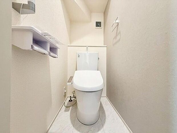 【トイレ】1号棟
ウォシュレット付きのトイレとなっております。白を基調とした内装で清潔感のある空間に♪