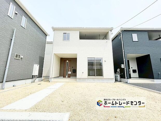 【現地外観写真】３号棟
一戸建ての大きなメリットは、「自分の土地」を自由に使えること。好きなペットが飼えるほか、ガーデニングやＤＩＹ、車やバイクの手入れなど様々な趣味を楽しめます♪