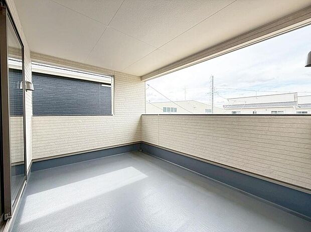 【バルコニー】３号棟
インナーバルコニーを採用しています！雨の日も洗濯物が濡れる心配がなく安心。日当たりもよく、毎日のお洗濯が楽しくなりそう♪