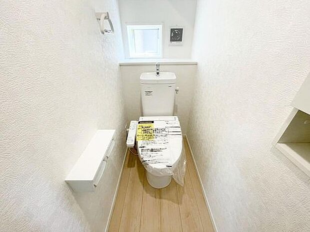 【トイレ】1階2階ともにウォシュレット付きのトイレとなっております。白を基調とした内装で清潔感のある空間に♪