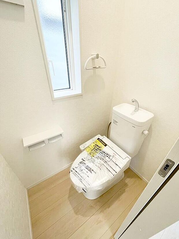 【トイレ】2号棟
1階2階ともにウォシュレット付きのトイレとなっております。採光も取れ、常に換気もでき綺麗な環境を保てますね♪