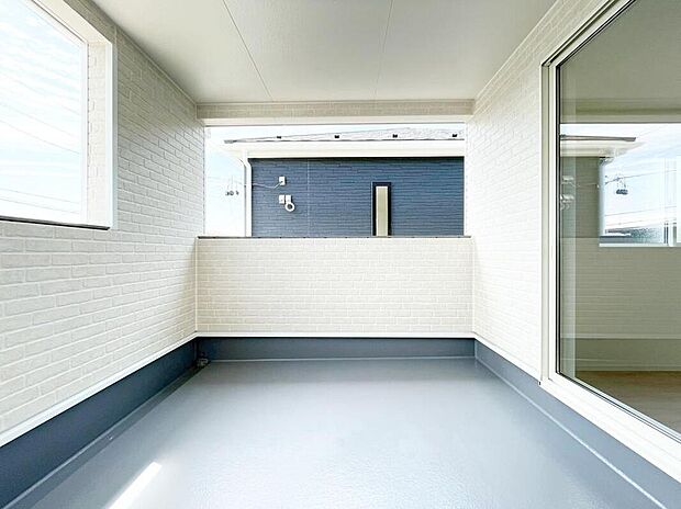 【バルコニー】2号棟
インナーバルコニーを採用しています!雨の日も洗濯物が濡れる心配がなく安心。日当たりもよく、毎日のお洗濯が楽しくなりそう♪