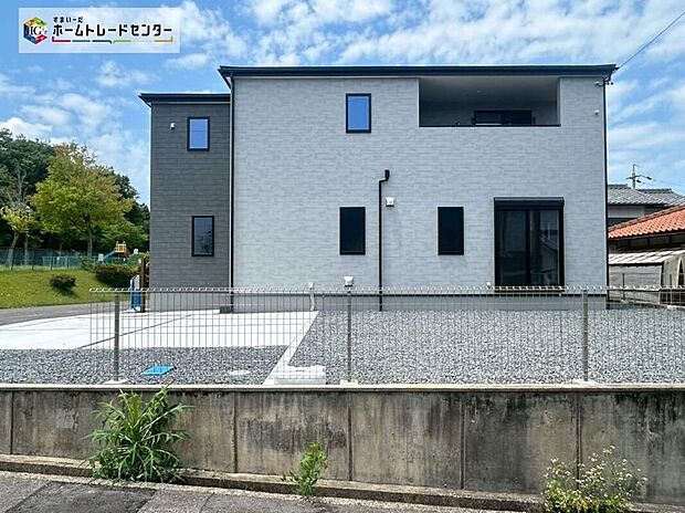 【現地外観写真】堂々完成いたしました!爽やかな青空と陽光に包まれる心地よい住空間。ネットでは分からない現地の魅力をぜひご覧ください。人生で大切なお住まいですので、ゆっくりとご見学ください。