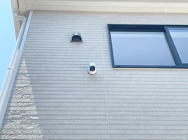 【防犯カメラ】2号棟
防犯カメラ完備です!不審者の侵入や空き巣、駐車場における車上荒らしなどの犯罪も防犯カメラによって抑えられます。