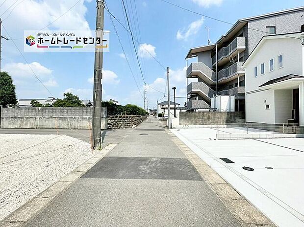 【前面道路含む現地写真】前面は、交通量の少ない北側3.6m道路です。静かで、駐車も落ち着いて行える安心・安全の環境になっています♪