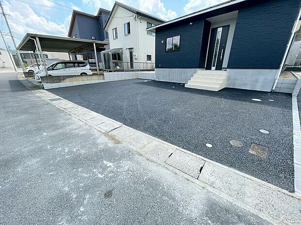 【駐車場】2号棟
並列に3台駐車ができるカースペースを確保しました。来客時も安心です♪セカンドカー用にもお使い頂けます。