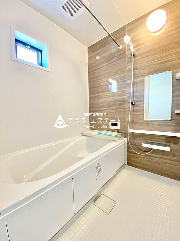 【浴室】浴室は一坪タイプなので足をのばしてゆっくり休めます。※施工例