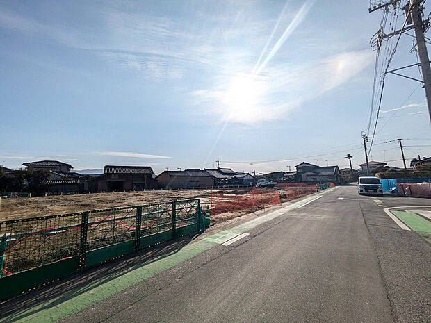 【前面道路】
幅員約6.4mのゆとりある前面道路です。見通しが良く、お車の出し入れや日々の通行もスムーズで安心。開放的な土地で、陽当たりもバッチリ!