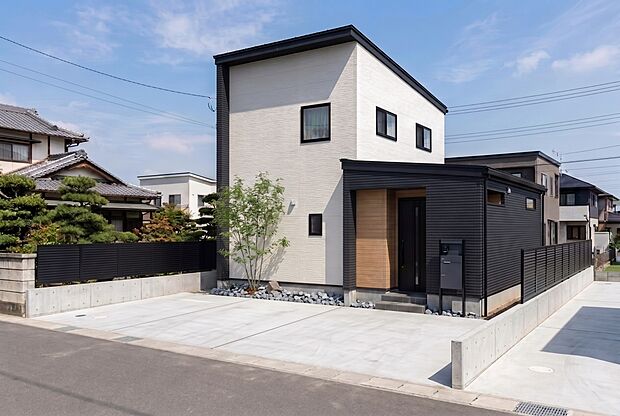 ≪外観イメージパース≫
白と黒のコントラストが洗練されたモダンな邸宅！木目調の玄関スペースや植栽が温もりを添え、家族を優しく迎えてくれる住まいです☆