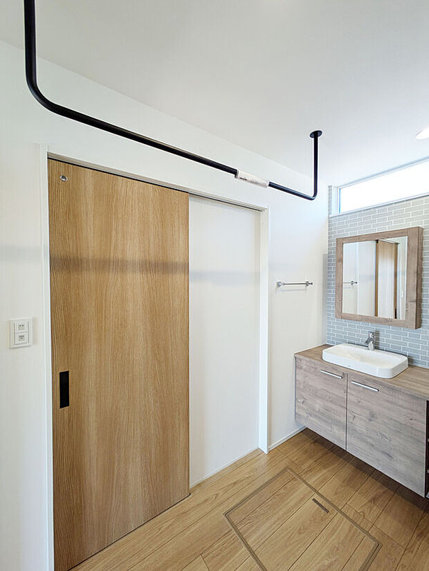 【【2号棟：脱衣所】】2号棟の洗面室にはアイアンの物干しバーを設置！洗面室がランドリールームに♪