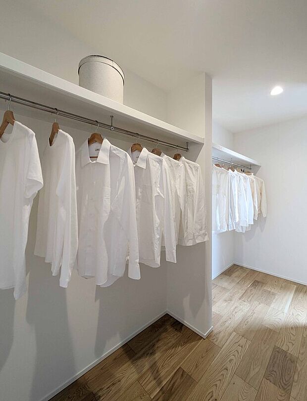 【【2号棟：収納】】寝室はクローゼット付きで、夫婦それぞれの洋服をたっぷり収納できます。扉がないことで換気がしやすく、服に優しい環境が保てます。