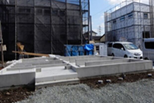 【ベタ基礎工法】地盤に施工された鉄筋コンクリート面全体で建物を支えている構造になっているため、 地面や台風などの捻じれや歪みを食い止め、衝撃を効果的に地盤へ逃がすことができます。